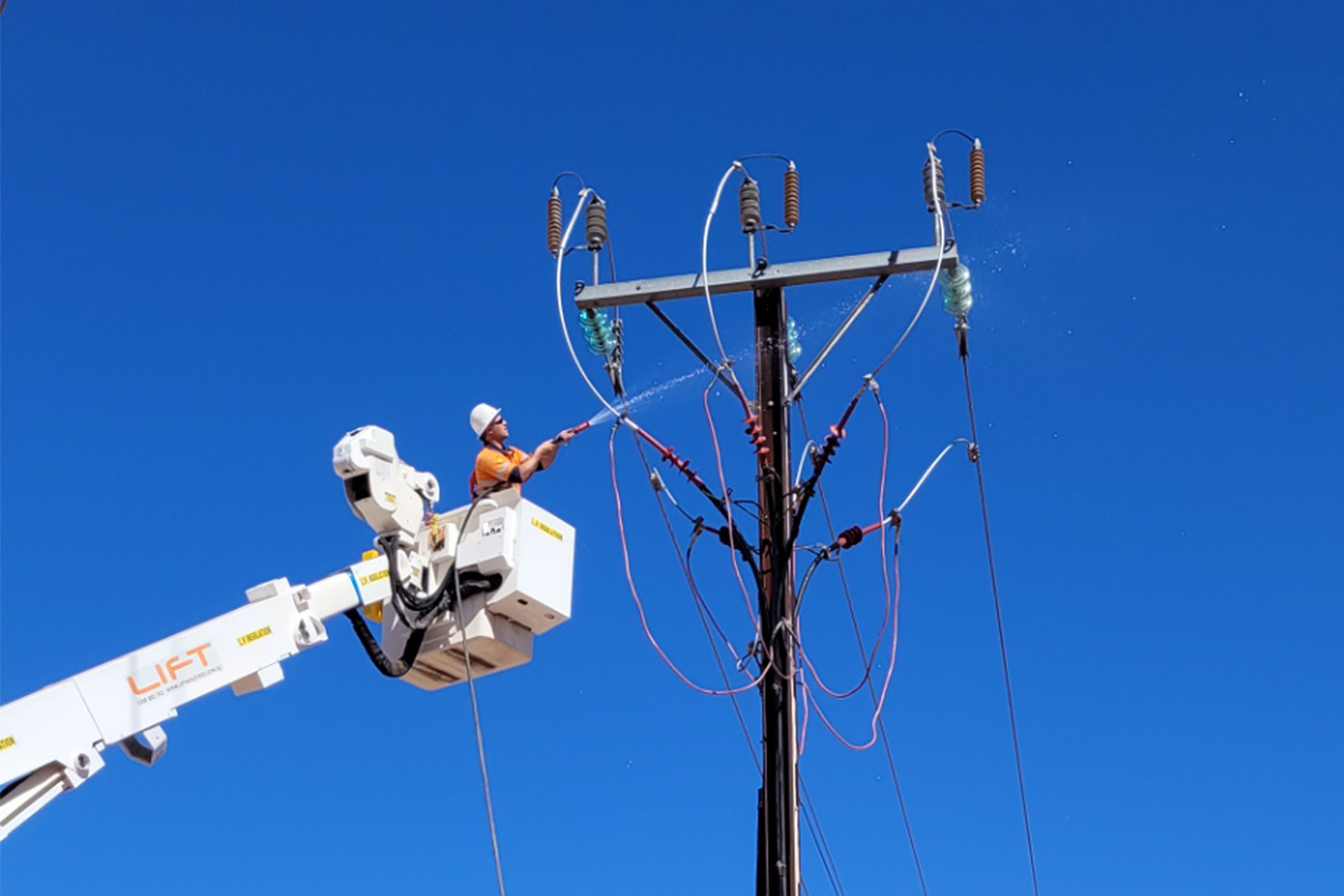 SA Power Networks crews wash insulators to get rid of insulator pollution.